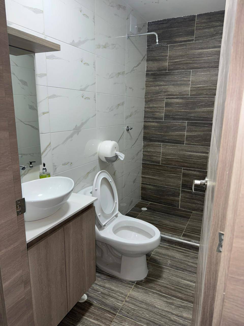 Baño habitación doble Hostal bello horizonte Plus