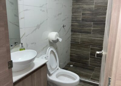 Baño habitación doble Hostal bello horizonte Plus